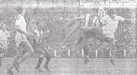 Félix Castillo y Salinas cargan marcados por Jorge Rodríguez. Obsérvese el brazo derecho del volante crema: jugó enyesado ante la falta de jugadores en su puesto (Foto: diario La Crónica)