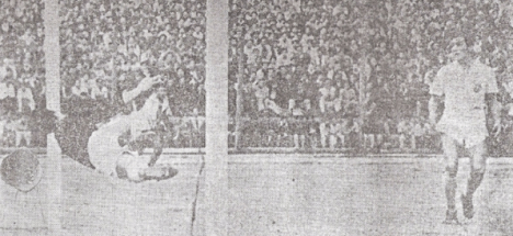 El cabezazo de Castillo ya ha batido a Busanich para decretarse el segundo de la tarde. Observa, impotente, Guillermo Gago (Foto: diario La Crónica)