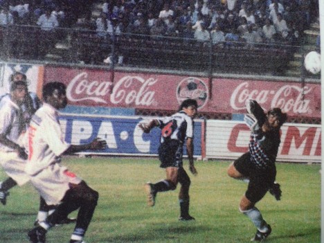 Rosales de cabeza anota el único tanto.