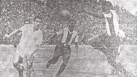 El 'Mariscal' Da Silva, patrón de la zaga crema, no anduvo en una de sus mejores tardes: cometió un penal y fue expulsado. Acá observa a Pedraza llevarse el balón (Foto: diario La Crónica)