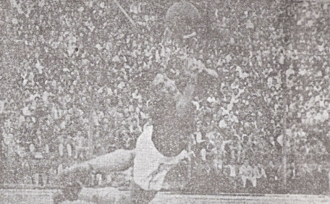 Busanich voló siempre y hasta tapó un penal, pero igual se 'comió' ocho goles del ataque íntimo antes de pedir su cambio. Acá no llega al balón que decreta el cuarto gol íntimo (Foto: diario La Crónica)