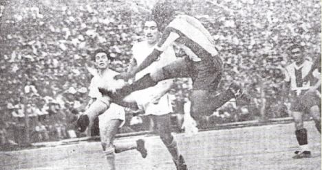 Espectacular remate de 'Trito' Pedraza al arco merengue ante la marca de Da Silva y Gago (Foto: revista Equipo)