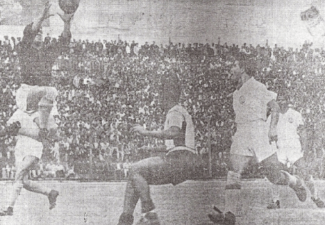 Hacia el final del primer tiempo, Busanich contiene un centro ante la mirada de Vargas y el ingresado Valdivieso (Foto: diario La Crónica)