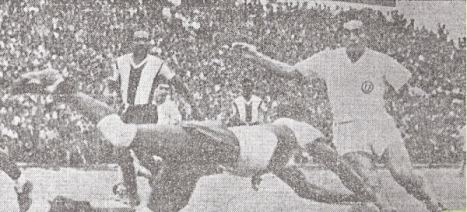 Legario se arroja en forma felina a los pies de Terry para impedir un avance. Era un clásico dentro de los clásicos (Foto: diario La Crónica)