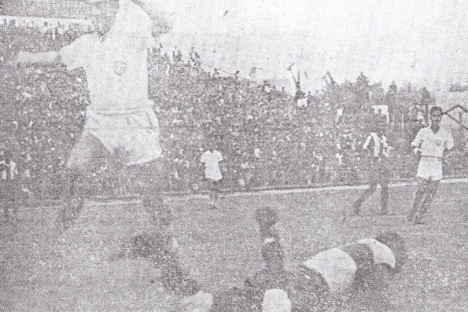 Otra de Legario y Terry, quien como digno 'compadre' salta para no hacer daño al golero en un balón dividido (Foto: revista Equipo)
