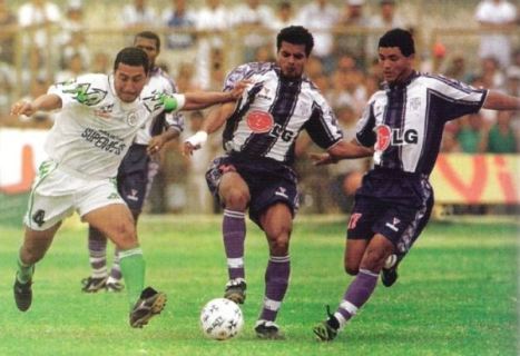 Sandro Baylón y John Hinosotroza tratando de recuperar el balón.