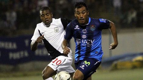 Bazán y Jimenez disputando el balón.