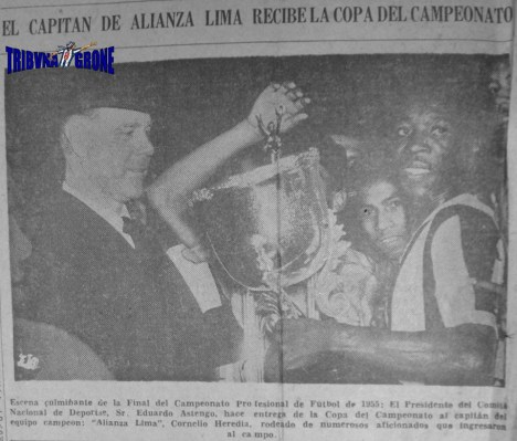 Cornelio Heredia levantando la copa.