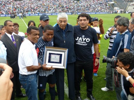 Teófilo Cubillas y Rafael "Cholo" Castillo homenajeando a Jayo en su despedida. (Foto: Dechalaca)