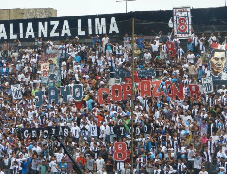 La hinchada agradeciendo a Jayo. (Foto: Dechalaca)