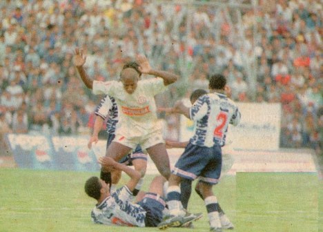 Cuto Guadalupe casi le rompe la pierna a Juan Carlos Bazalar.