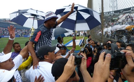 Jayo sale del partido y un grupo de hinchas también le rinde un homenaje. (Foto: Dechalaca)