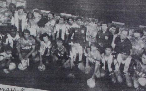 Ambos equipos posando para la foto.