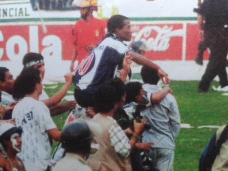 Waldir en hombros dando la vuelta en Matute.