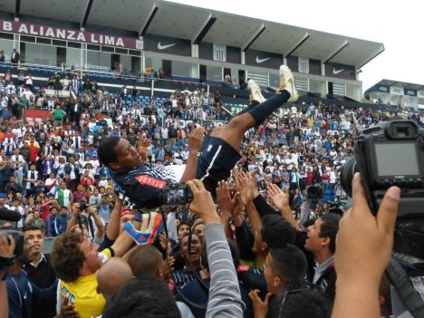 Final del partido y los blanquiazules celebran con Jayo. (Foto: Dechalaca)