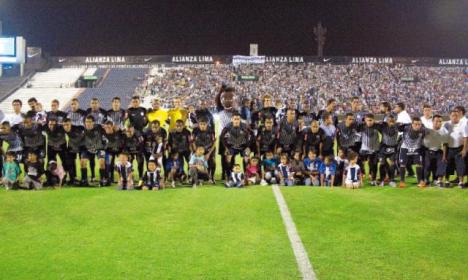 Alianza Lima presentó a sus 37 jugadores.