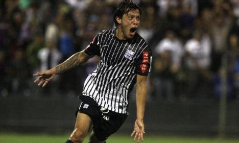 Charquero celebrando el gol blanquiazul.