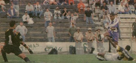 Marcelo Bujica anota el segundo tanto aliancista.