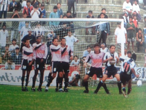 César Rosales anota de tiro libre el segundo gol de Alianza Lima.