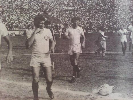 Los jugadores de Universitario fueron recibidos con una gallina en la cancha