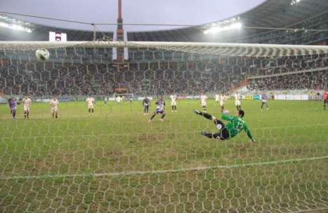 Junior Ponce anota de penal el segundo gol Aliancista.