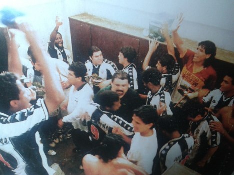 Celebración en el camerín por el título nacional.