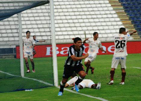 Miguel Mostto gritando el gol de la victoria.