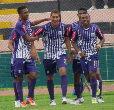 Celebración del gol de Walter Ibáñez.