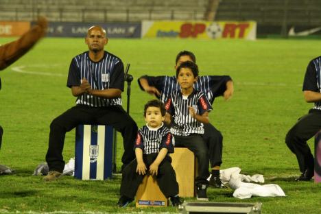 Grupo de cajoneros tocando en el entretiempo.