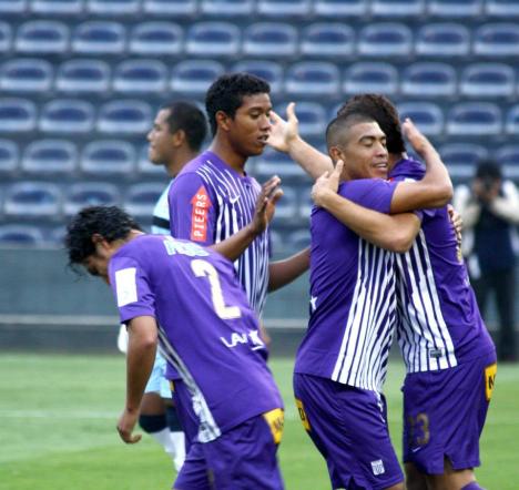 Celebración del gol de Walter Ibáñez.