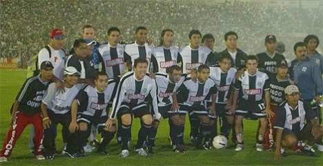 El equipo posando antes de iniciar el partido.