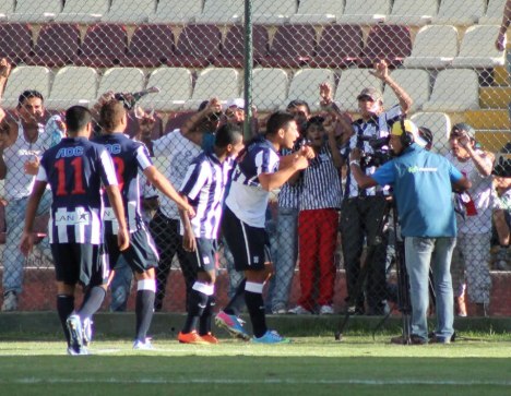 Miguel Mostto celebrando el primer gol aliancista (Fuente: Dechalaca.com)