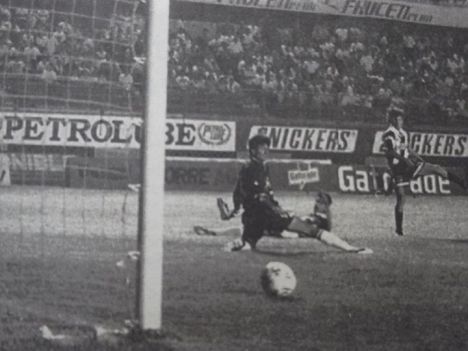 El brasilero Marquinho vence el arco del "Viejo" Balerio.