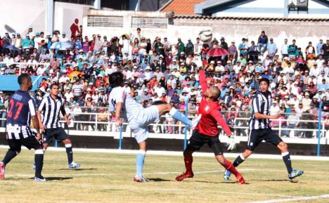 Manuel Heredia fue la figura del partido (Foto: Dechalaca).