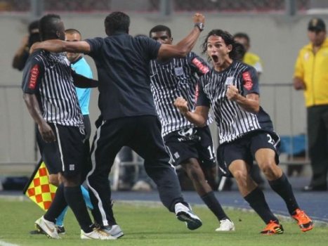 Celebración blanquiazul tras el gol de Fernández.