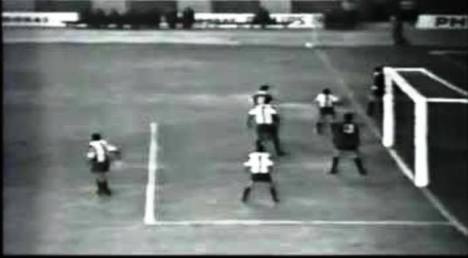 Instante del primer gol de los chilenos.