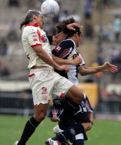 Galván y Fernández disputando un balón.