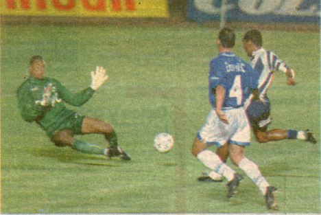 Waldir llevandose a Dida.