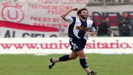 González Vigil anota el primer gol aliancista en el Monumental.