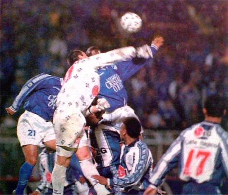 Del Mar despejando un balón.