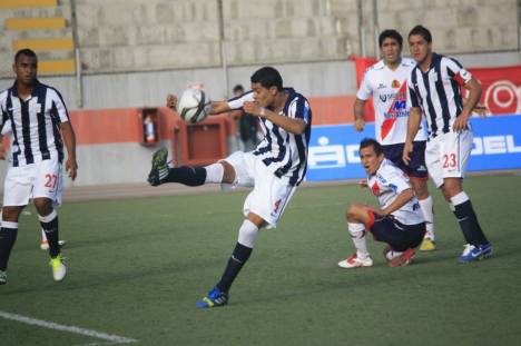 Koichi Aparicio despejando un balón. (Fuente:  Diario de Chimbote)