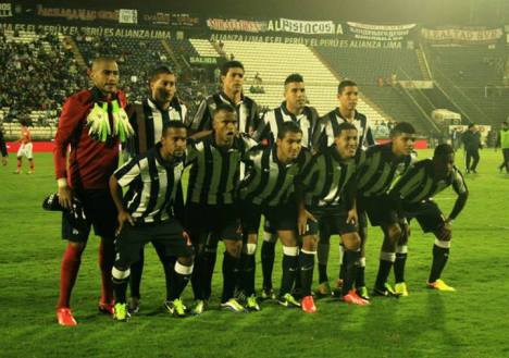 Arriba: Heredia, Ibáñez, Aparicio, Albarracín y Peña. Abajo: Uribe, Trujillo, Donayre, Cueto, Cartagena y Aguirre. (Foto: Dechalaca.com)