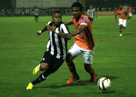 Wilmer Aguirre suma otro partido sin anotar un gol. (Foto: Dechalaca.com)
