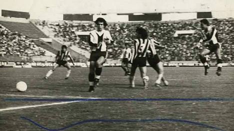 Ravello patea y anota el primer gol del partido.