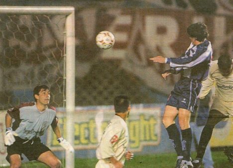 Cabezazo de Olveira que termina en gol.