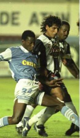 Ruiz y Basombrío marcando a Mendoza.