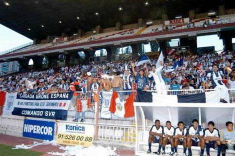 La hinchada blanquiazul presente en España.
