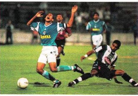 Duelo de hermanos, Jorge y José Soto disputando un balón.