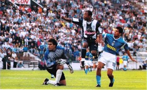 Waldir Sáenz abre el marcador del partido.