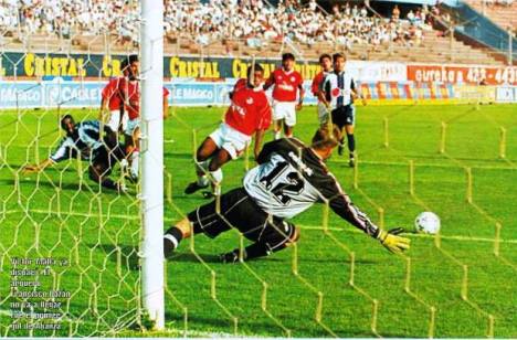 Víctor Mafla anota el primer gol del partido.